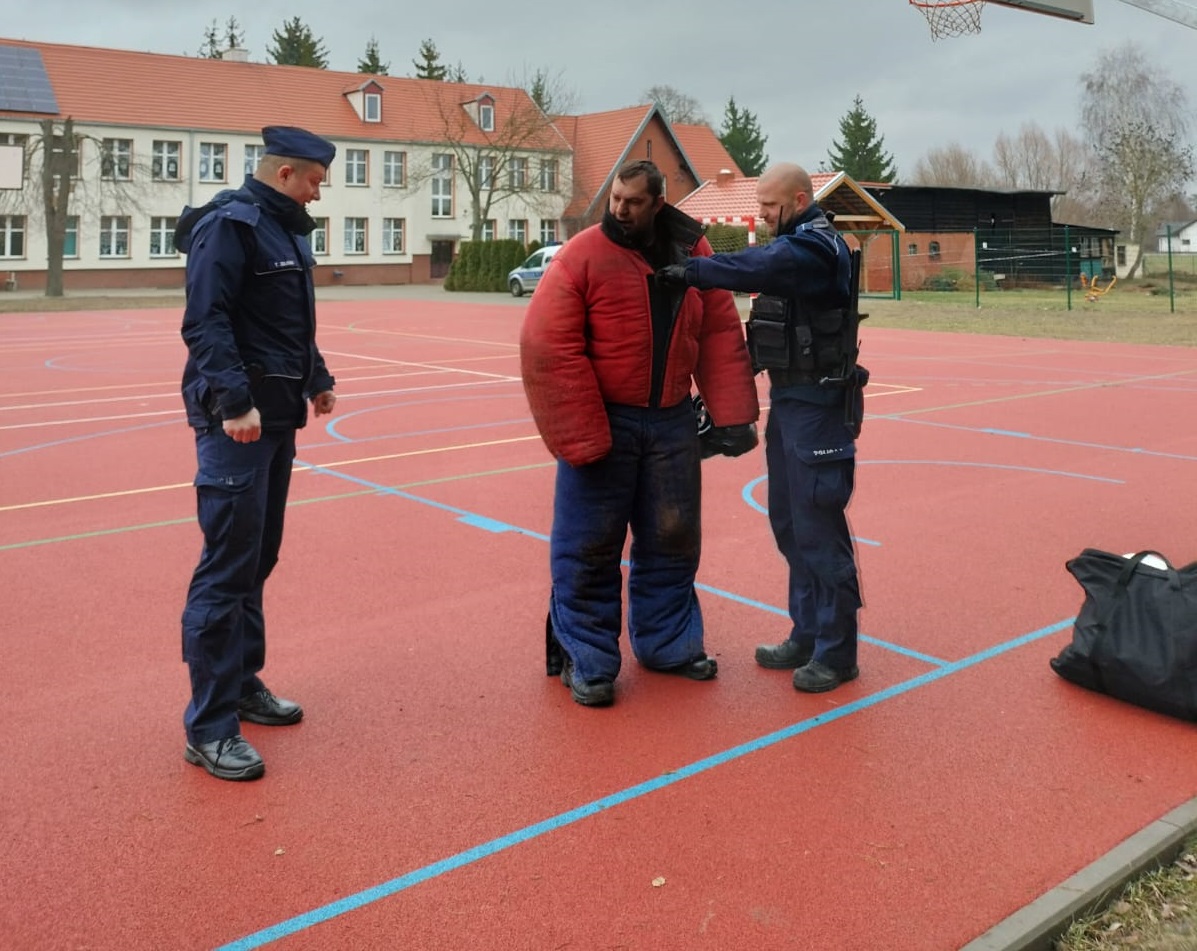 Szkolenie policyjnych psów pod okiem uczniów z Podwieska Wiadomości