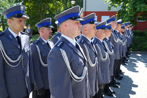 Policjanci odbierają awanse i nagrody.