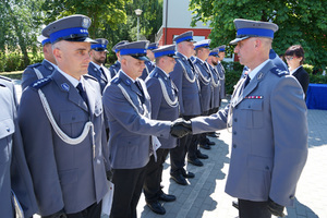 Policjanci odbierają awanse i nagrody.