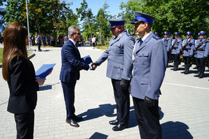 Policjanci odbierają awanse i nagrody.