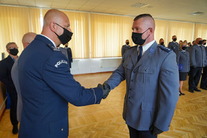 Komendant wręcza odznaczenie policjantowi