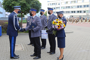 Komendant Policji odbiera gratulacje.