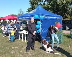 Policjant z psem na pikniku.