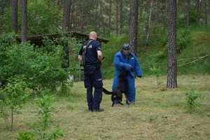 Policjant z psem oraz pozorant.