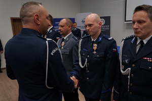 &quot;Kryształowe Serca&quot; oraz odznaczenia wręczone policjantom z regionu oraz zaproszonym gościom. Przemówienia zaproszonych gości oraz gratulacje dla policjanta od uratowanego mężczyzny