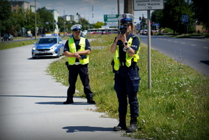 Policjanci ruchu drogowego podczas działań na drodze