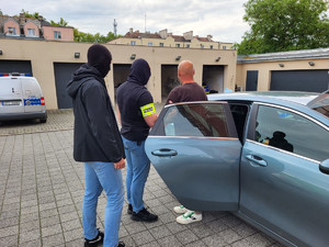 doprowadzenie zatrzymanego przez policjantów.