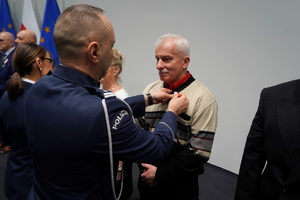 wyróżnieni otrzymują odznaczenia od Komendanta