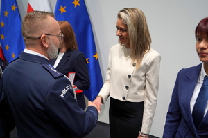 wyróżnieni otrzymują odznaczenia od przedstawiciela związków zawodowych