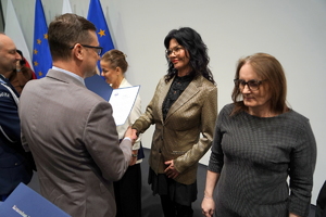 wyróżnieni otrzymują gratulacje od Wojewody