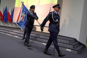 poczet sztandarowy maszeruje