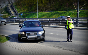 Policjanci ruchu drogowego podczas wykonywania czynności na drodze