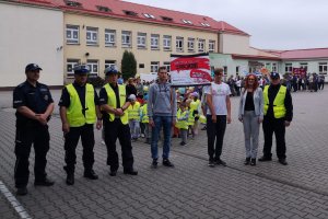 Policjanci wraz z uczestnikami happeningu związanego z kampanią &quot;Narkotyki i dopalacze zabijają&quot;.