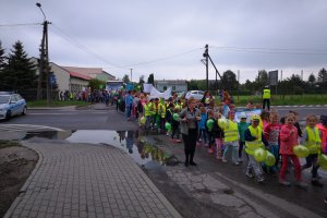 Maszerujący uczestnicy happeningu dotyczącego kampanii pod nazwą &quot; Narkotyki i dopalacze zabijają&quot;.