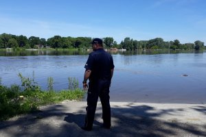 Policjant monitorujący stan Wisły