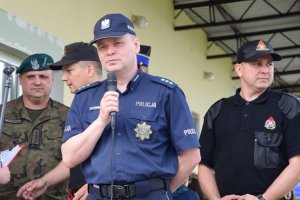 Policjant witający uczestników Dnia Dziecka