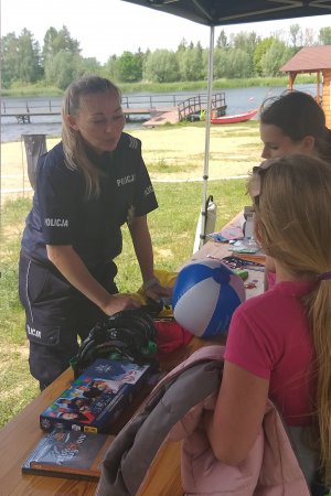 policjantka wraz z dziećmi na festynie z okazji Dnia Dziecka