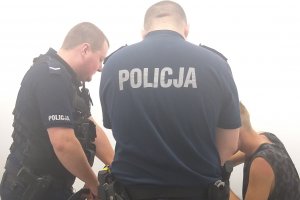 policjanci wykonujący czynności z zatrzymanym