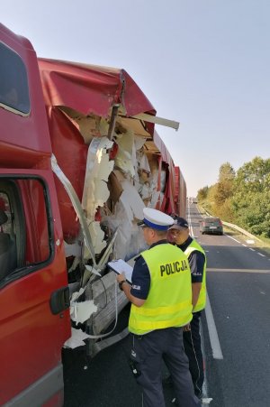 Policjanci wykonujący czynności na miejscu zdarzenia drogowego w Wabczu