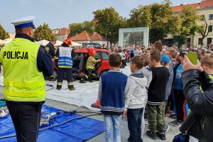 Osoby oglądające pokaz współdziałania służb, stojące na płycie chełmińskiego rynku