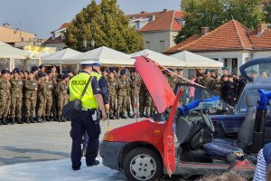 Policjant wykonujący czynności na miejscu wypadku drogowego. Symulacja zdarzenia podczas pokazów na chełmińskim Rynku.