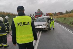 policjant zabezpieczający miejsce zdarzenia w Stolnie