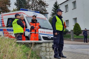 Policjant wraz z ratownikami medycznymi czuwa nad bezpieczeństwem podczas ćwiczeń KOBRA2019