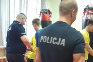 Policjanci pokazują uczniom policyjne chwyty