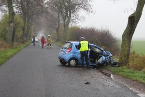 policjant pracujący na miejscu wypadku drogowego ze skutkiem śmiertelnym.