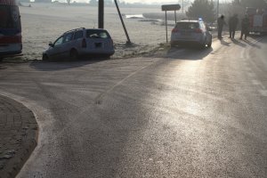 samochód stojący na ulicy biorący udział w zdarzeniu drogowym w Grzybnie