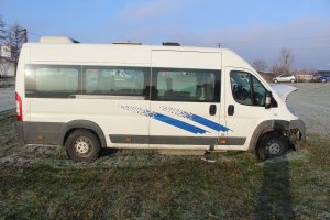 Bus biorący udział w zdarzeniu drogowym w Grzybnie