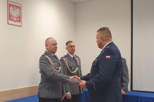 Komendant Wojewódzki Policji w Bydgoszczy wręcza rozkaz personalny Pierwszemu Zastępcy Komendanta Powiatowego Policji w Chełmnie