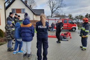 policjantka wraz ze strażakami opowiada o szeroko rozumianym bezpieczeństwie