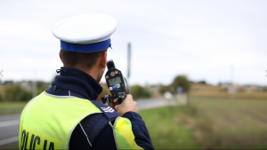 policjant mierzący prędkość