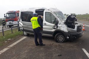 Policjant wykonujący czynności na miejscu wypadku drogowego