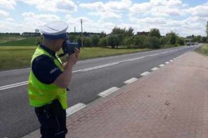 Policjant dokonujący pomiaru prędkości na drodze