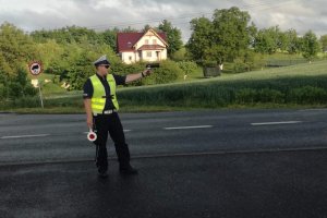 Policjant mierzący prędkośćć