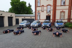 policjanci wykonują pompki