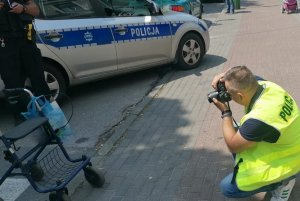 policjant wykonujący czynności na miejscu zdarzenia drogowego