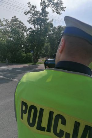 policjant mierzy prędkość