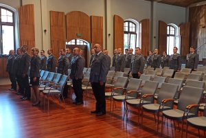 policjanci stojący na uroczystości Święta Policji