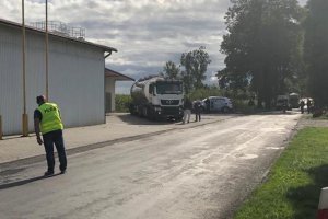 policjant pracujący na miejscu zdarzenia drogowego