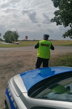 policjant mierzący prędkość