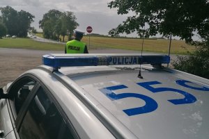 policjant dokonujący pomiar prędkości pojazdów