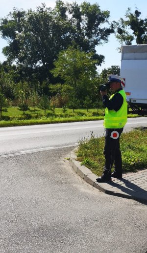 policjant mierzący prędkość