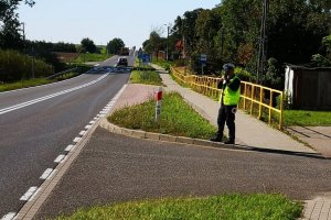 policjant dokonujący pomiaru prędkości