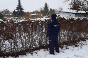 policjant sprawdzający miejsca w których mogą przebywać osoby bezdomne