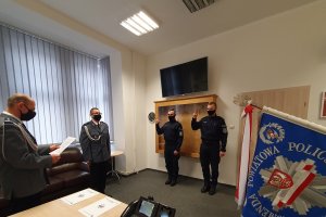 Komendant Powiatowy Policji w Chełmnie przemawia do policjantów podczas uroczystości ślubowania