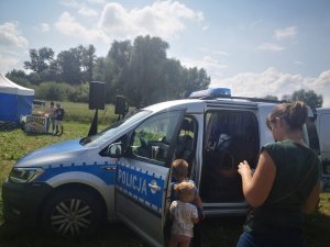 dzieci wchodzą do radiowozu