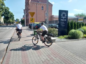 policjanci jadą na rowerach